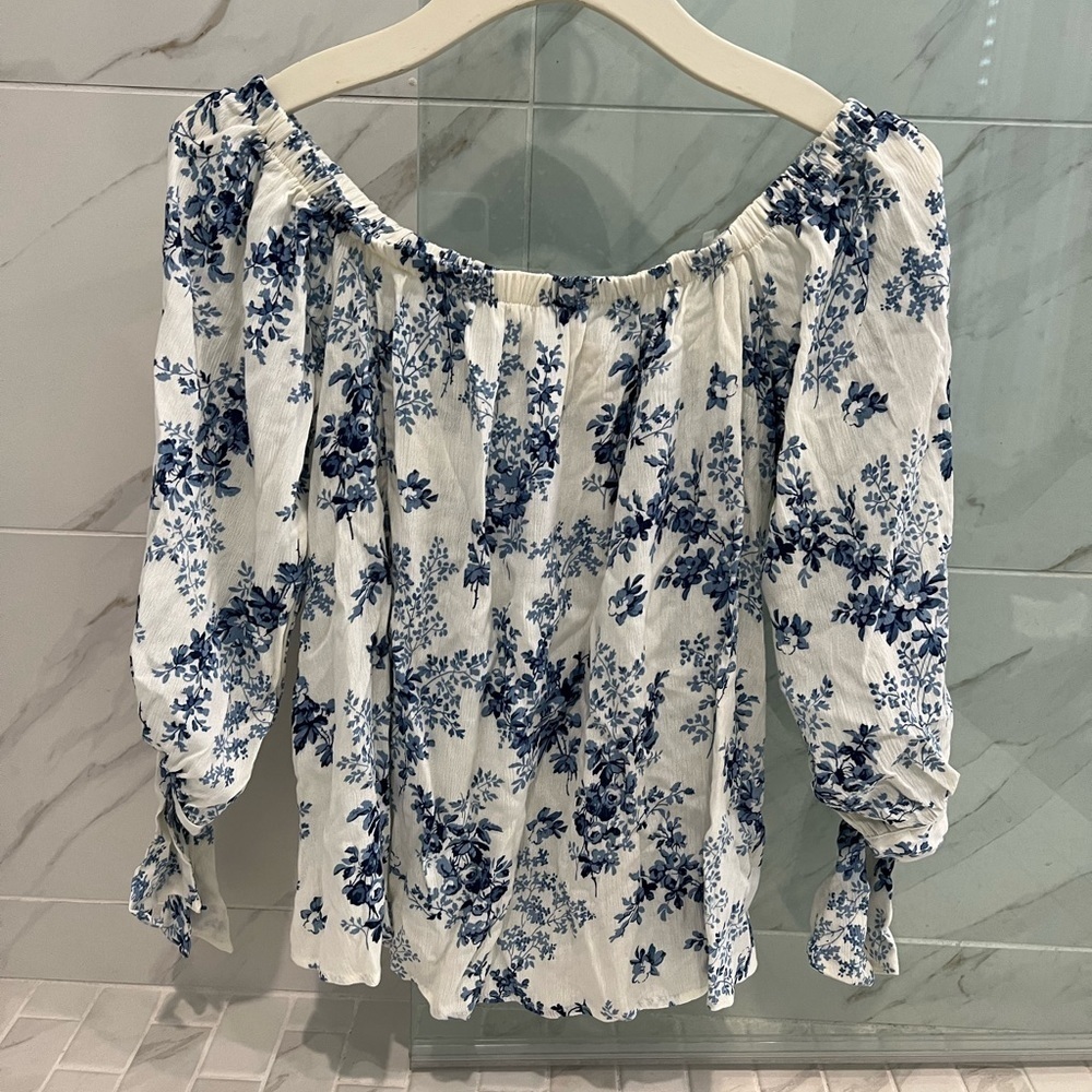 Boutique Audrey 3+1 off the shoulder floral top